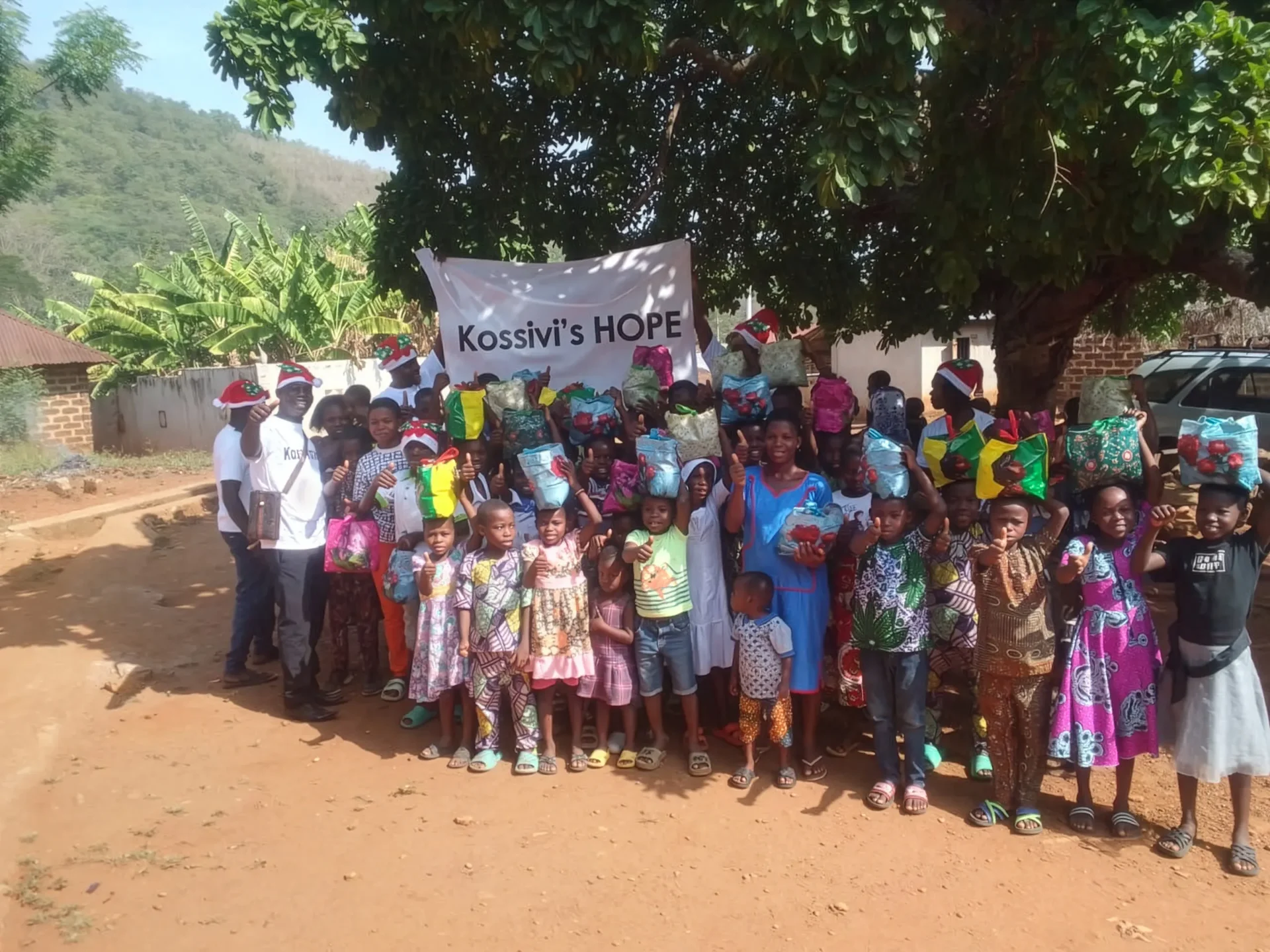 Kinder bei der Weihnachtsaktion von Kossivi's HOPE